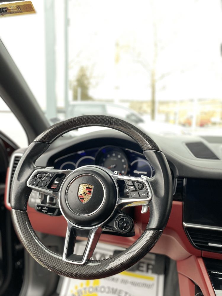 Волан на Porsche и интериор с червена кожа след детайлно почистване