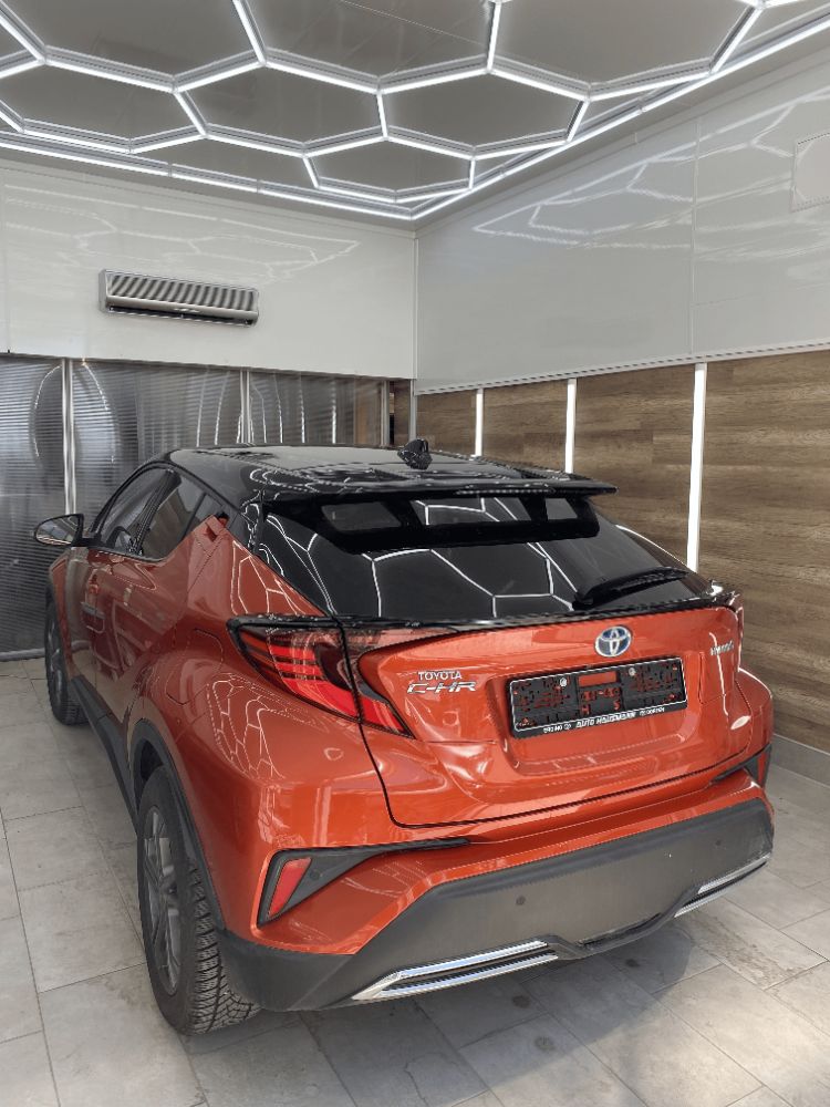 Оранжева Toyota C-HR в студиото след екстериорен детайлинг