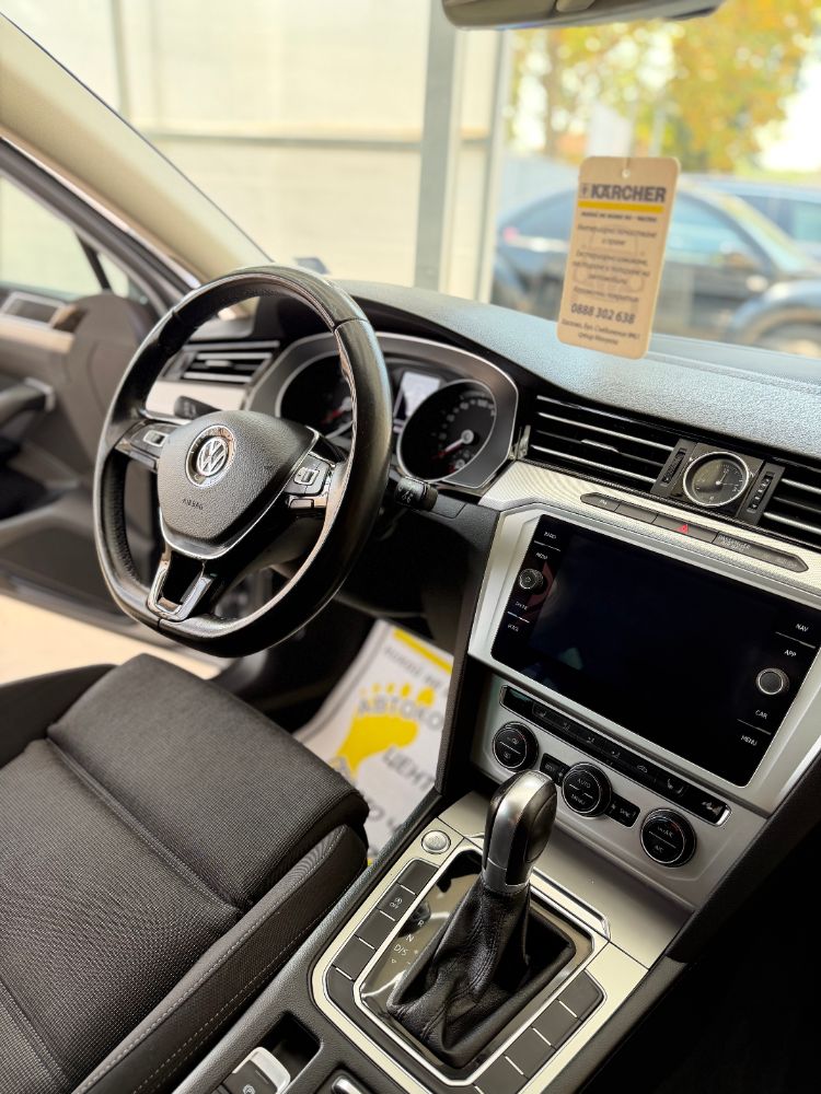 Табло и волан на VW Passat след интериорно почистване