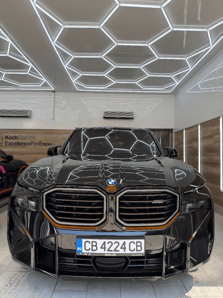 Черно BMW в студиото след екстериорен детайлинг