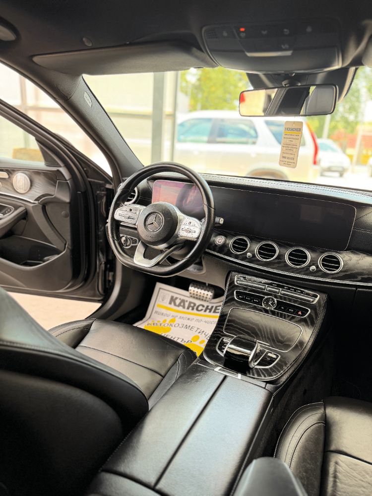 Интериор и табло на Mercedes след детайлно почистване