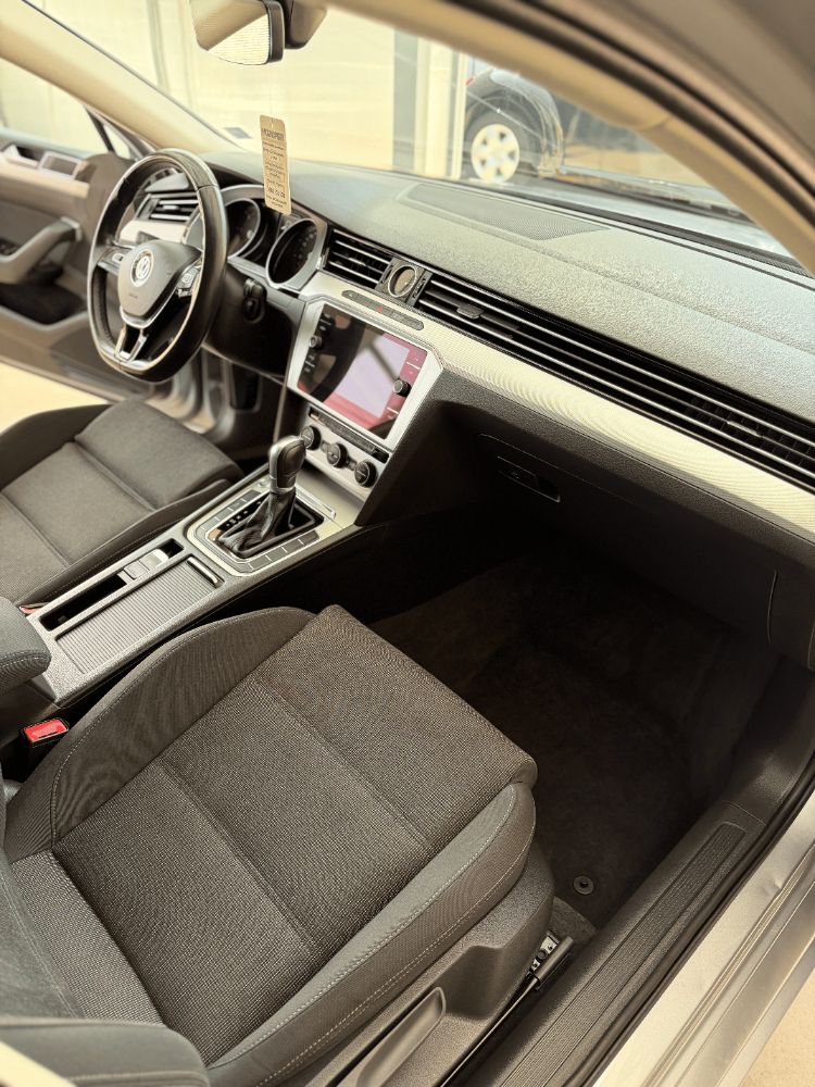 Предни седалки и конзола на VW Passat след пране на салона