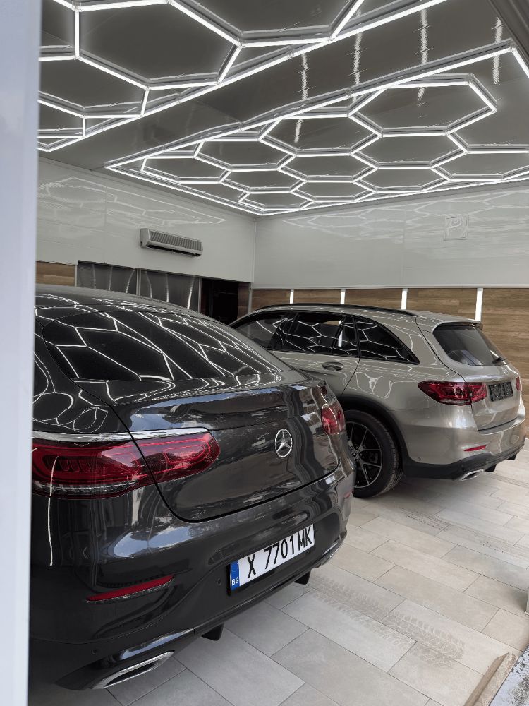 Два автомобила Mercedes в студиото след детайлинг